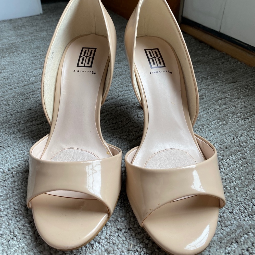 Signature Womens Nude Heels